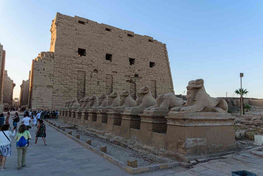 Egipto - Karnak - Templo de Karnak - Avenida de Las Esfinges 2.jpg
